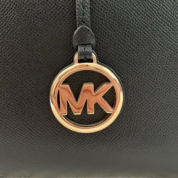 Michael Kors ‘Voyager’ Leather Tote Bag - Picture 6 of 10